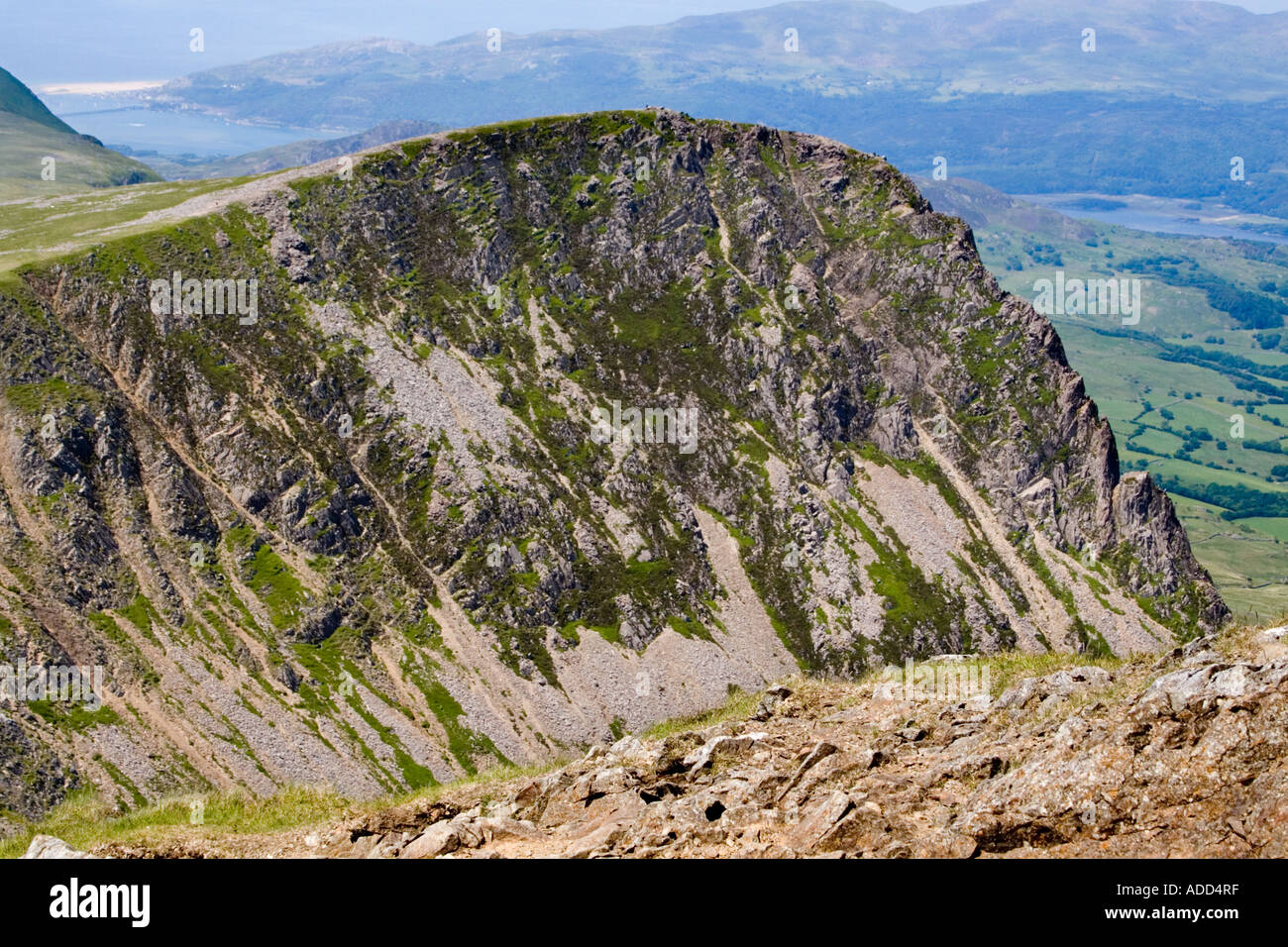 Blick vom Penygadair zum Gipfel des Cadair Idris nahe Ortszentrum Gwynedd Wales Barmouth Bay & Mawddach Tal blickt Stockfoto