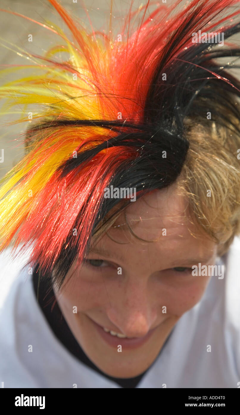 Ein deutscher Fußballfan tragen Haar-Accessoires in deutschen Nationalfarben Stockfoto