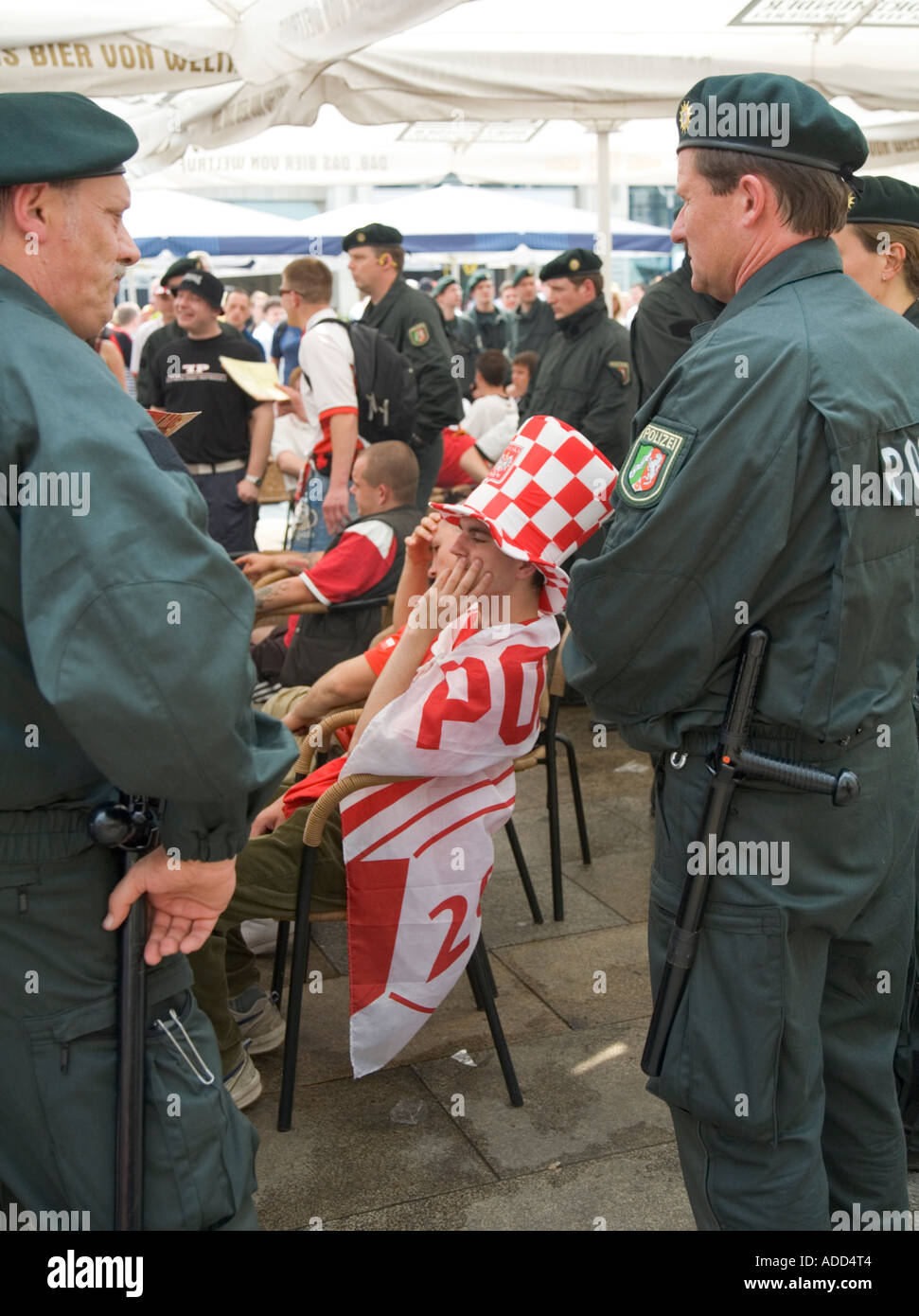 Deutsche Polizei haben polnische Fußballfans umgeben, die in einem Straßencafé randalierte hatte, bevor die WM-Spiel Deutschland Vs Polen Stockfoto