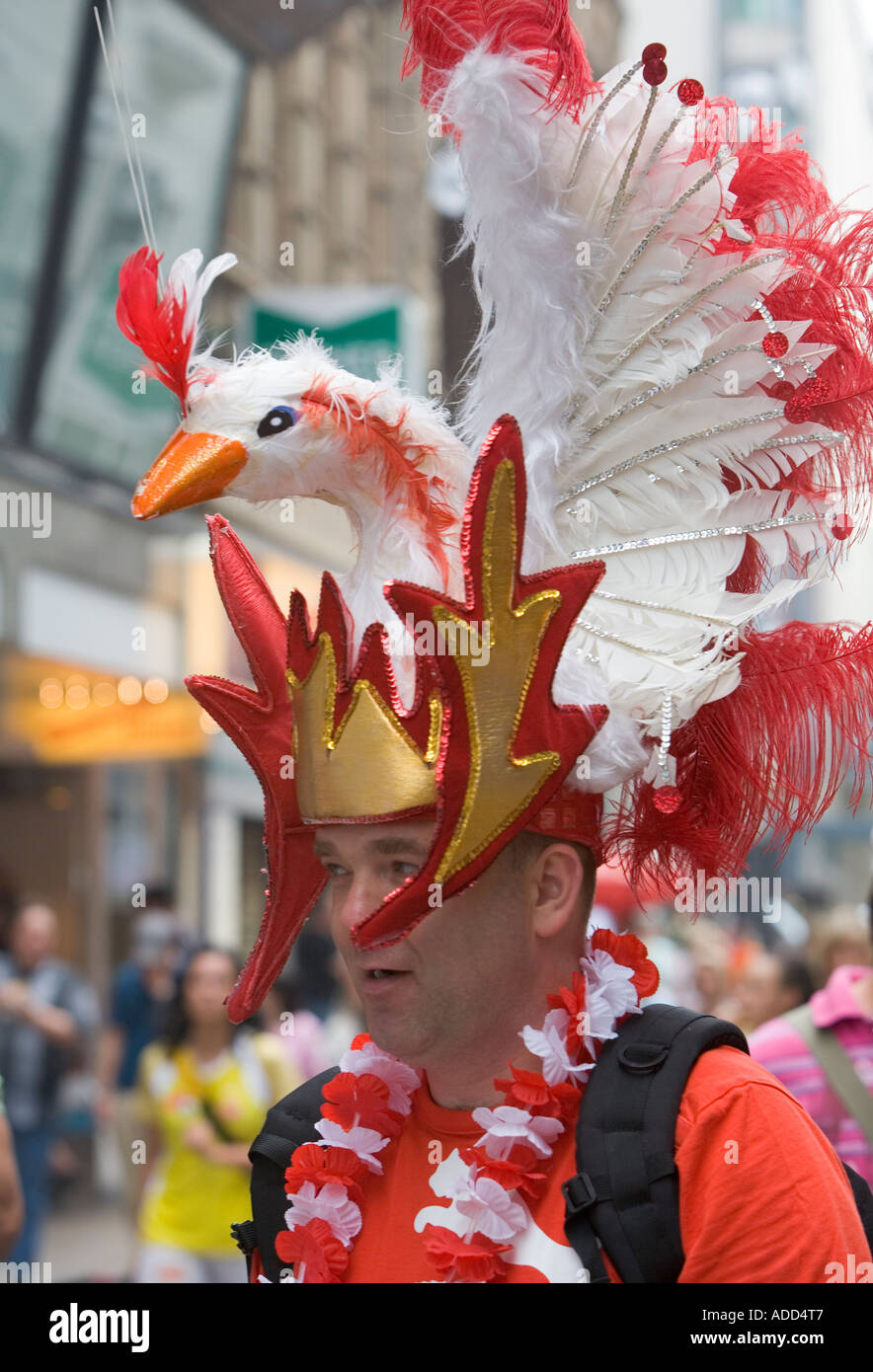 Ein polnischer Fußball-Fan trägt Haarschmuck sah aus wie eine Ente Stockfoto
