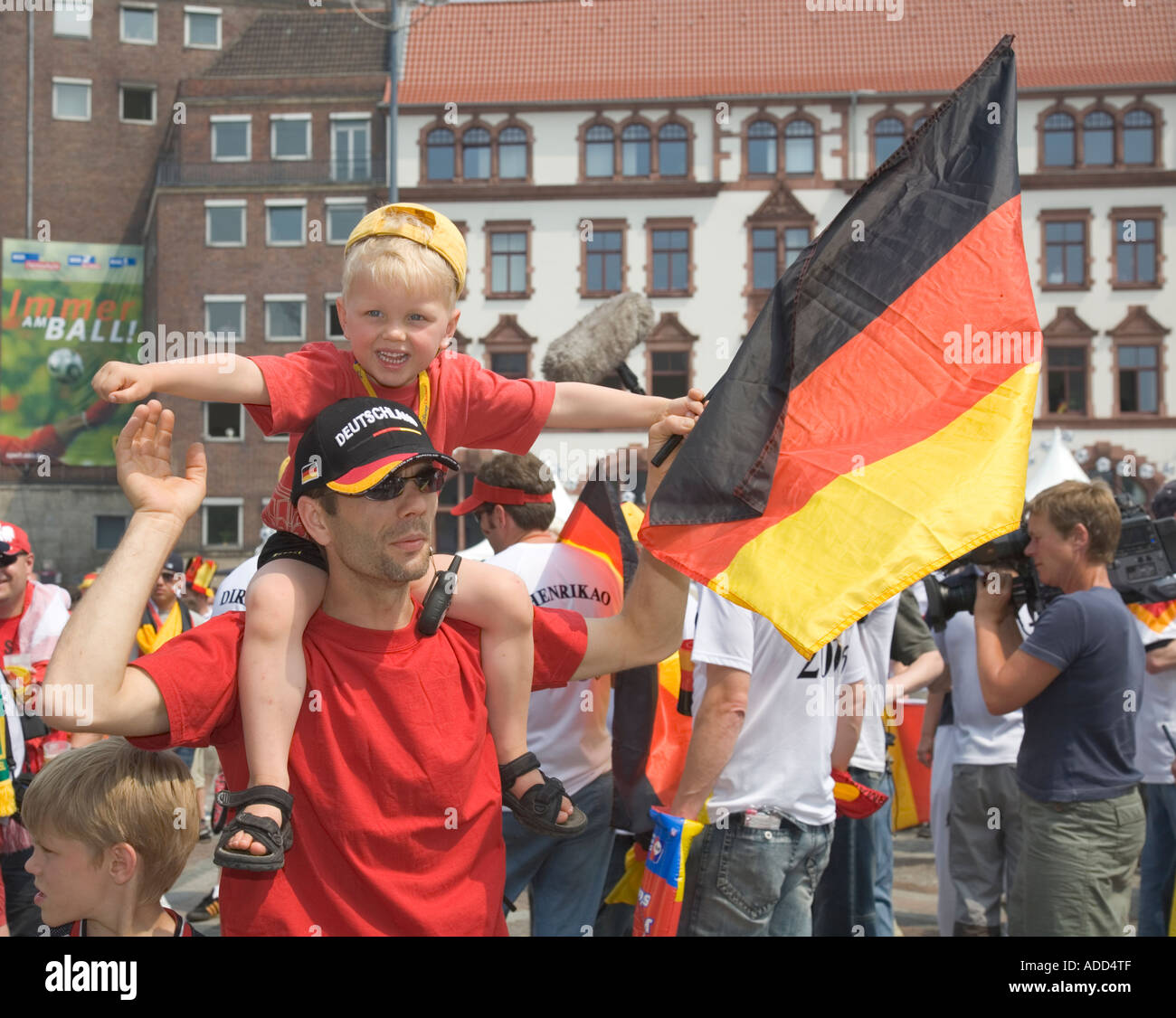 Ein deutscher Fußballfan mit seinen kleinen Sohn auf seinen Schultern auf einem public-Viewing-event Stockfoto