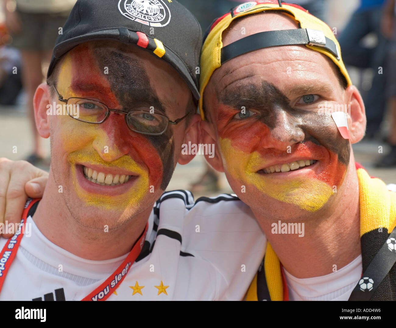 Zwei deutsche Fußball-Fans haben ihre Gesichter gemalt in deutschen Nationalfarben vor der WM Spiel Deutschland gegen Polen Stockfoto