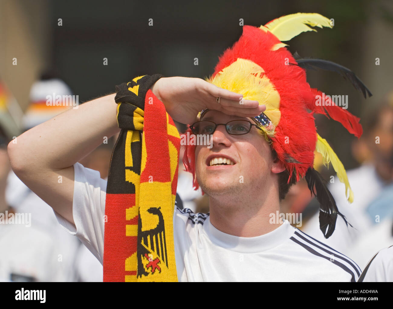 Ein deutscher Fußballfan mit ein Indianer Silberreiher beobachten einer WM in einer public-Viewing-Veranstaltung passen Stockfoto