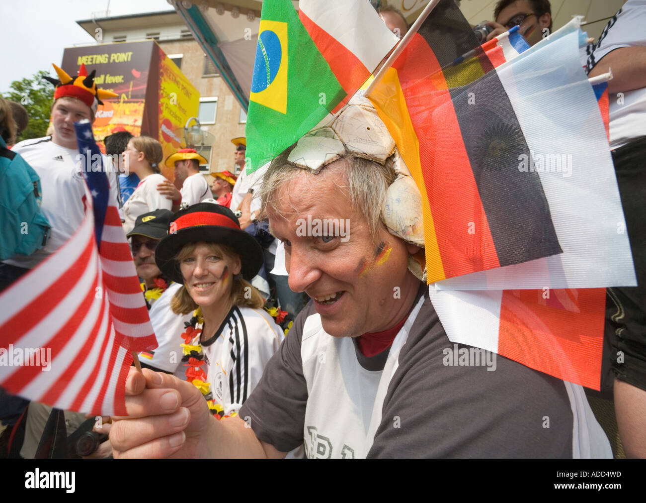 Ein Fußball-Fan-tragen einen Lederball mit verschiedenen Flaggen als einen Hut auf eine Fußball-Welt-Cup-public-Viewing-Event angehängt wurde Stockfoto