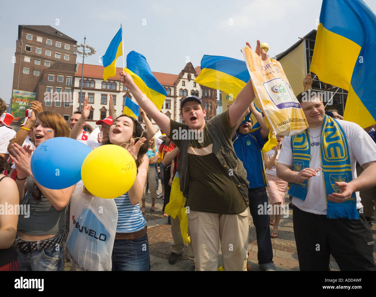 Ukrainische Fußballfans jubeln in gute Stimmung Stockfoto