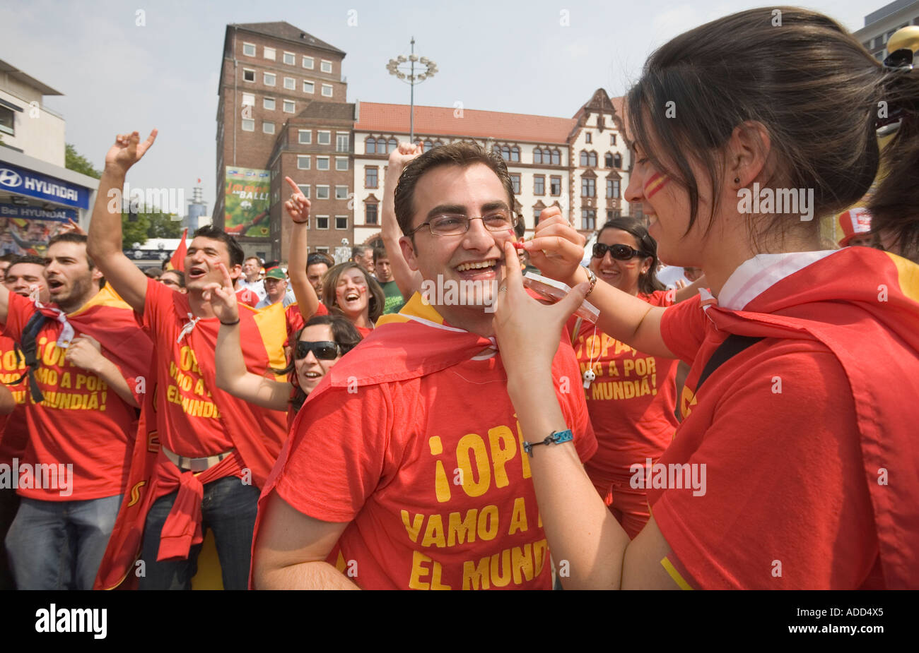 Spanische Fußball-Fans feiern in guter Stimmung bei einem public-Viewing-event Stockfoto