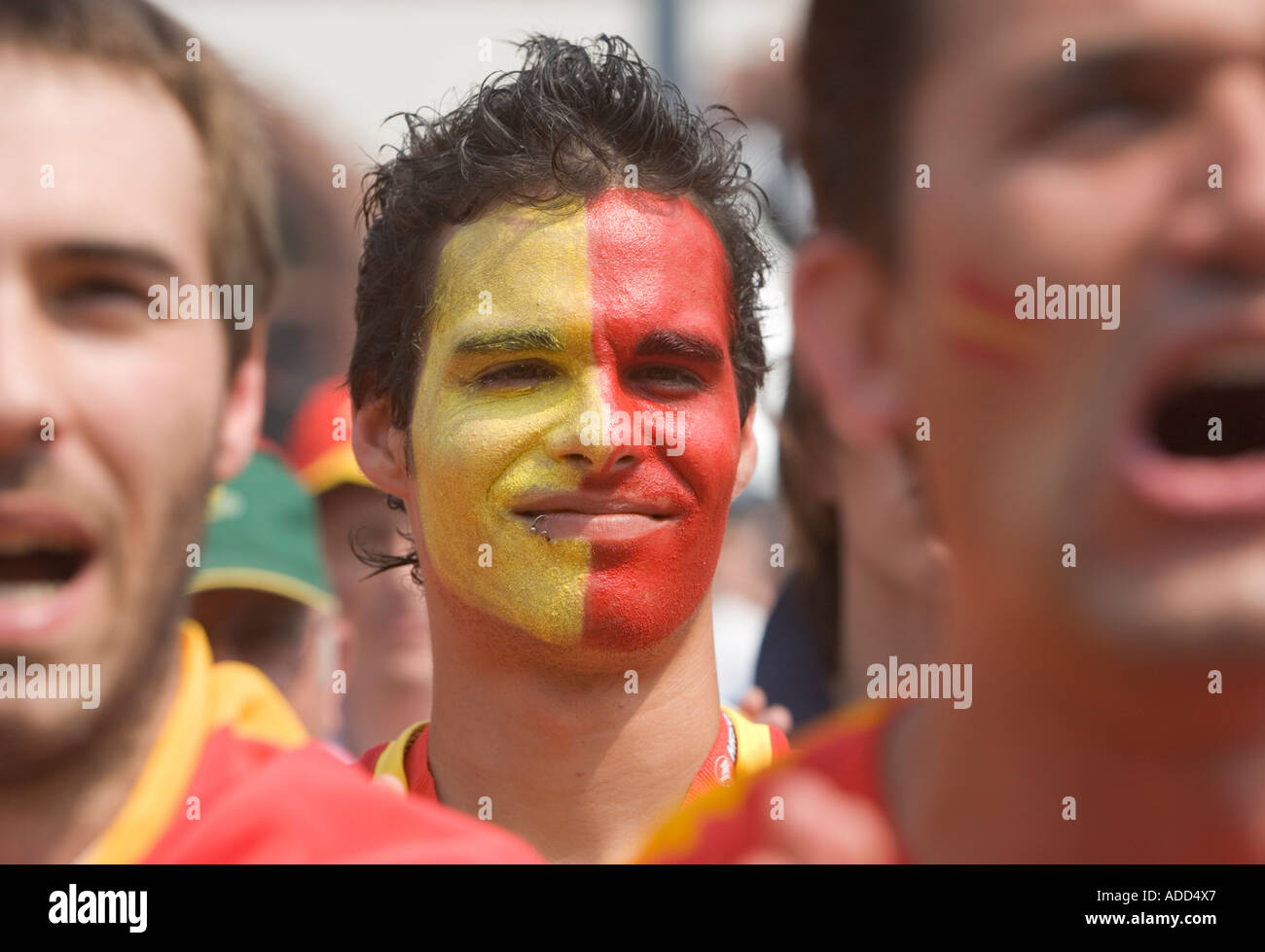 Spanische Fußball-Fans singen auf einem public-Viewing-event Stockfoto