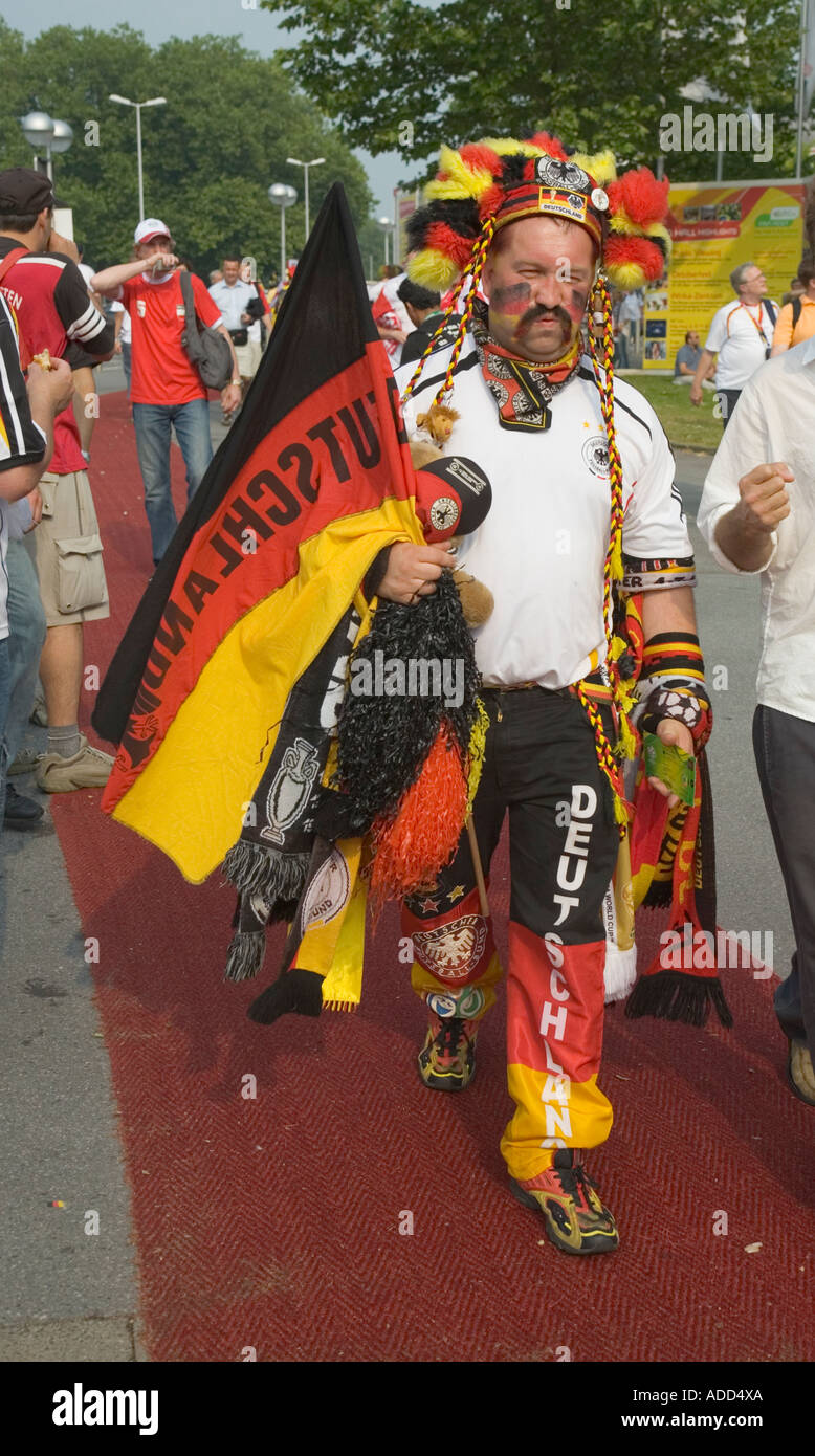 A verkleidet deutscher Fußballfan auf seinem Weg nach dem WM-Spiel Deutschland gegen Polen (1:0) in Dortmund (Deutschland) Stockfoto