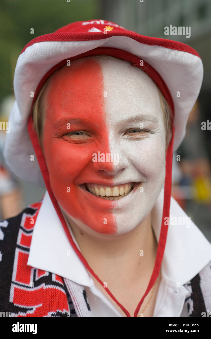 Lächelnd mit einem Make-up in polnischen Nationalfarben weiblichen polnischen Fußball-fan Stockfoto
