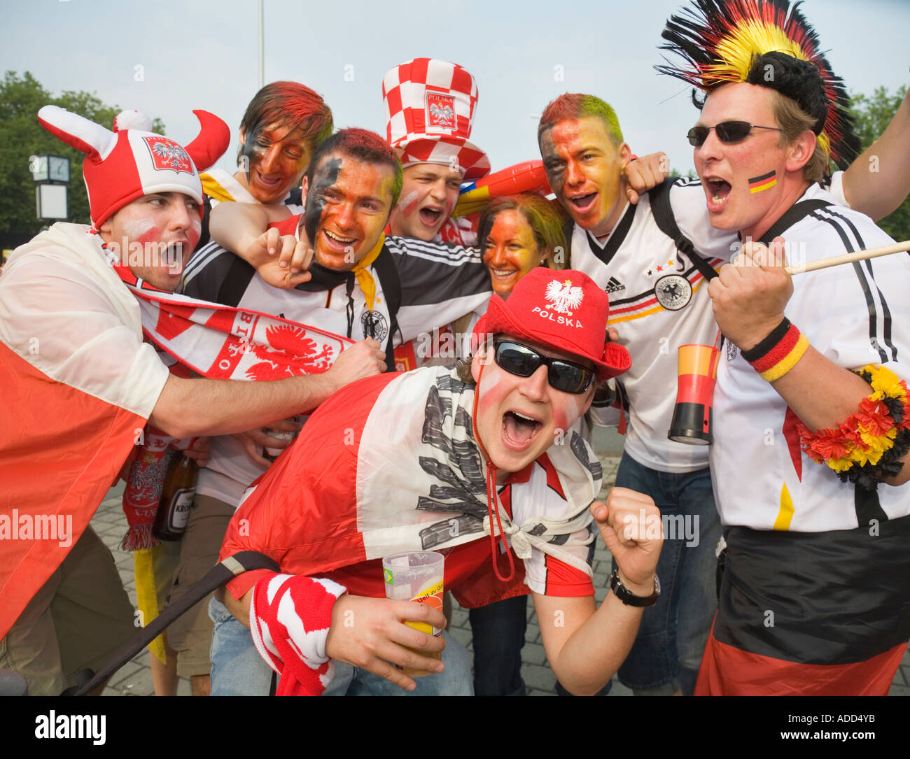 Polnischen und deutschen Fußball-Fans jubeln gemeinsam gut gelaunt vor der WM Spiel Deutschland Vs Polen Stockfoto