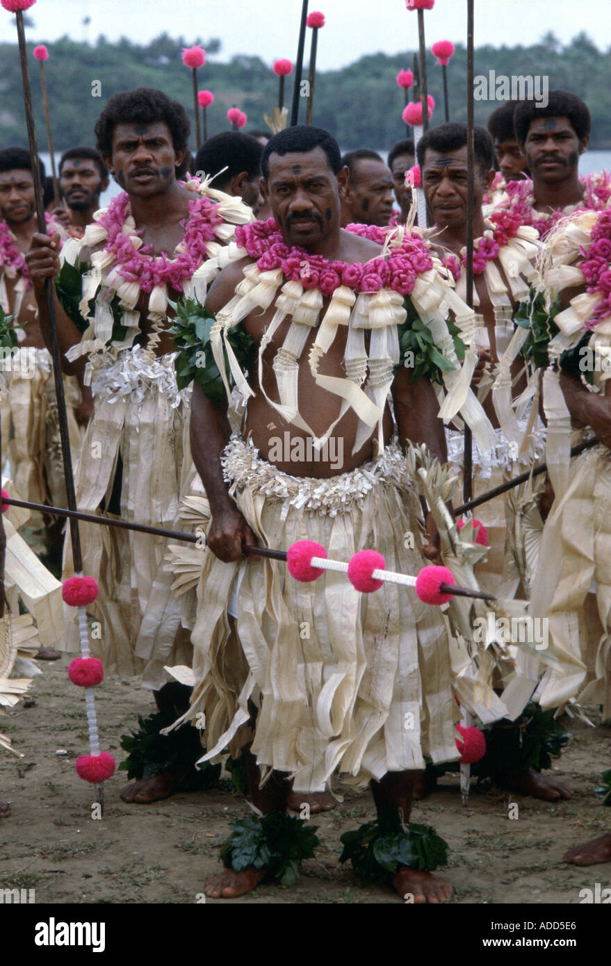 Fidschi-Krieger mit Speeren, die Teilnahme an ein Tribal in Fidschi Südsee sammeln Stockfoto