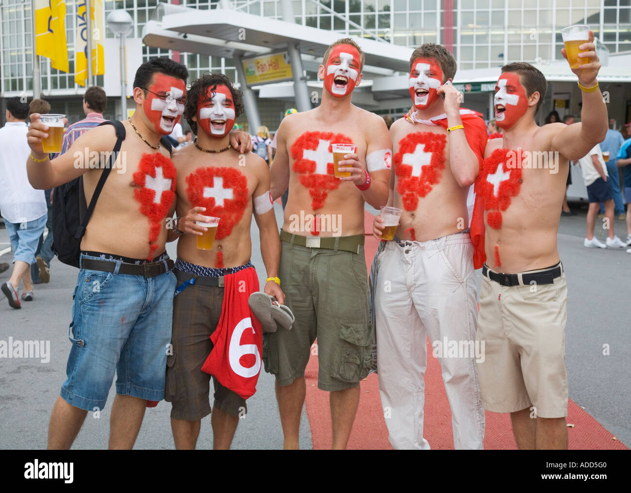 Schweizer Fußball-Fans mit Brust Haar Toupets, Bier zu trinken, gute Laune Stockfoto