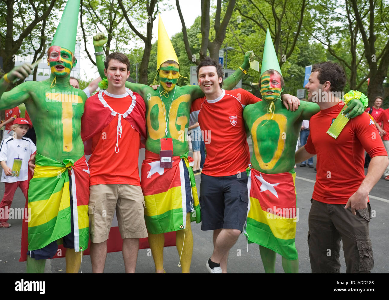 Fans von der Schweizer und der togoischen Fussball-Nationalmannschaften zusammen stehen, bevor die WM-Spiel Schweiz gegen Togo Stockfoto