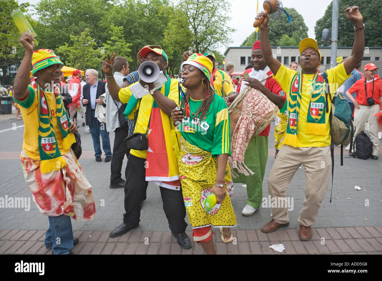 Fans von der togoischen Fußballnationalmannschaft tanzen in gute Laune Stockfoto