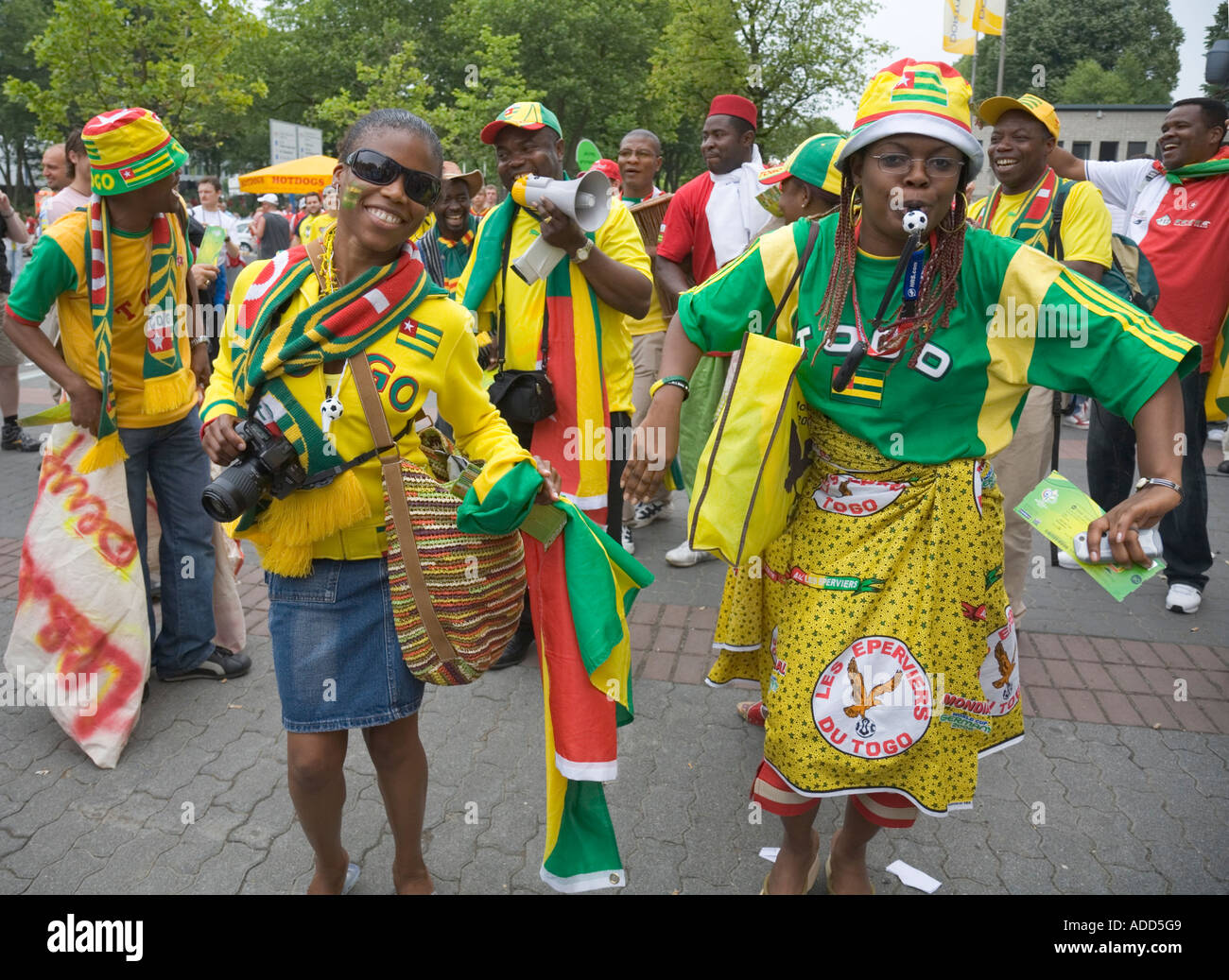 Weibliche Fans von der togoischen Fußballnationalmannschaft tanzen in gute Laune Stockfoto