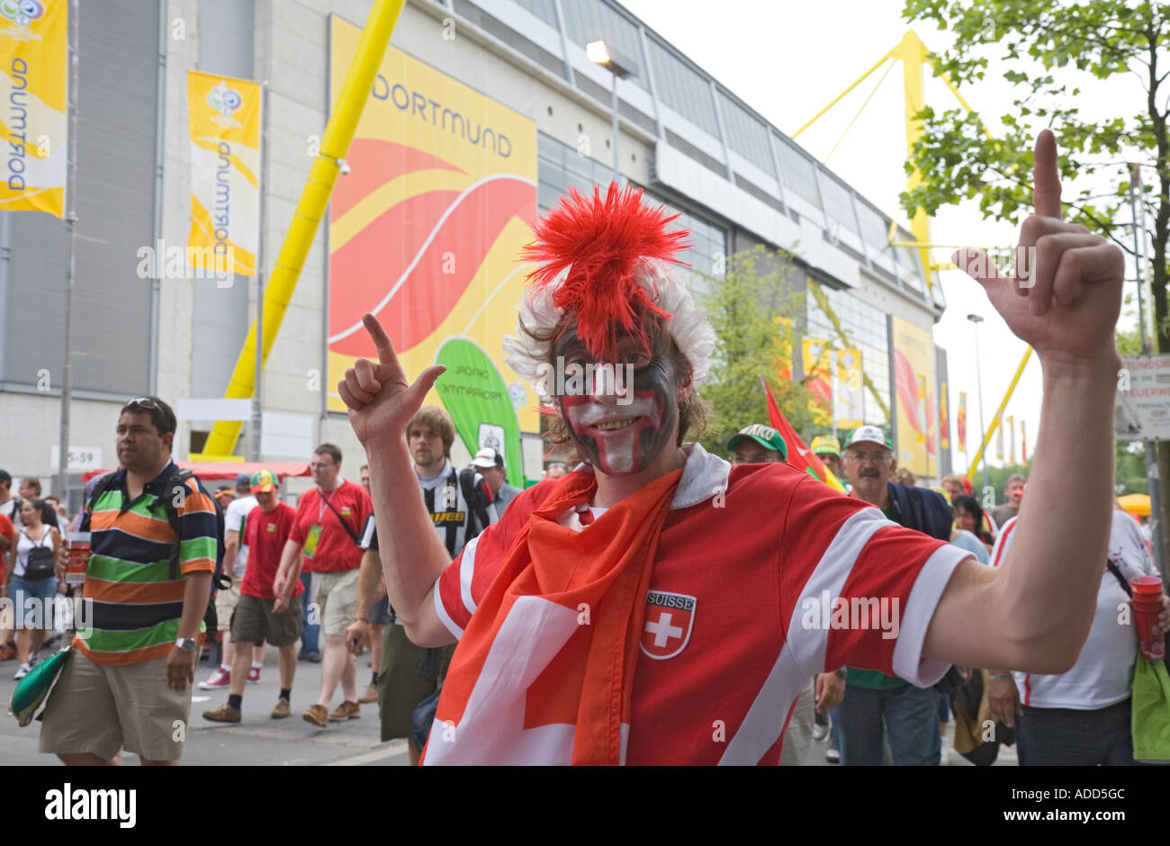 Ein Schweizer Fußball-Fan in gute Stimmung vor dem WM-Stadion Dortmund jubeln Stockfoto