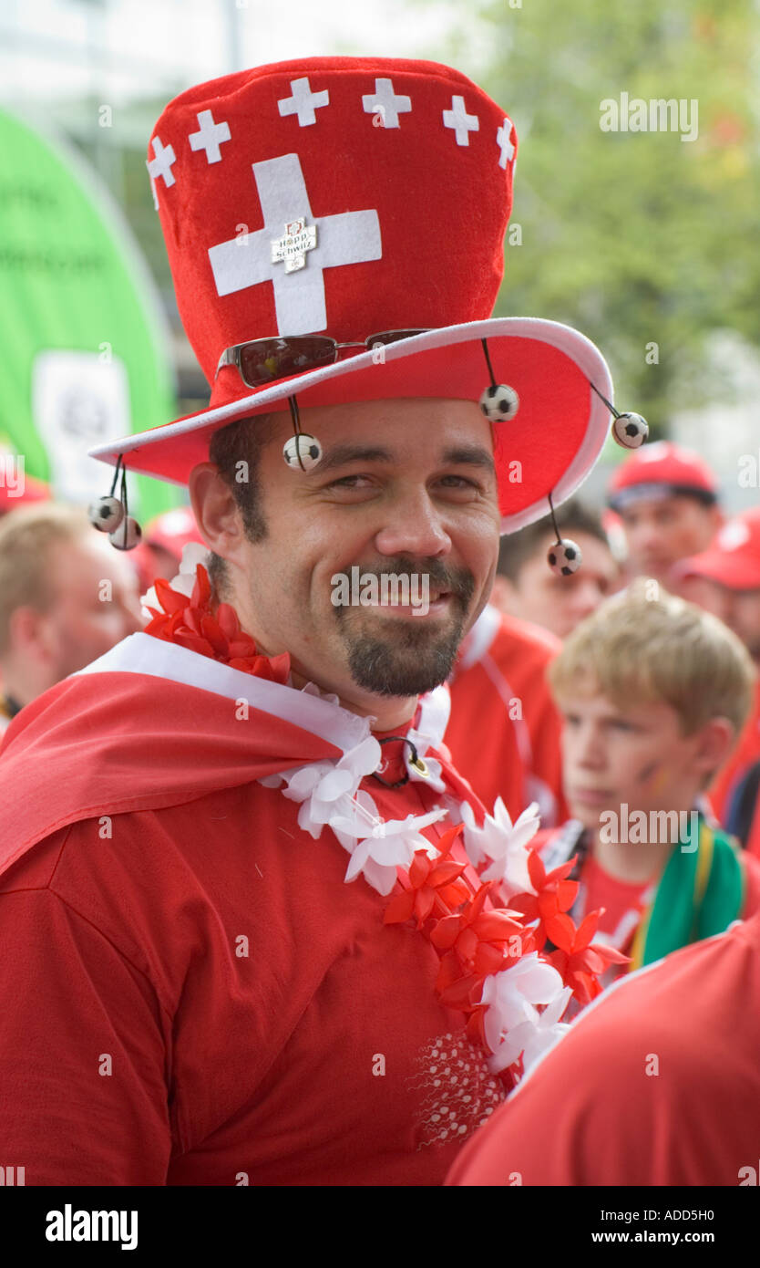 Schweizer Fußball-Fan mit einem großen Hut, lächelnd in gute Laune Stockfoto