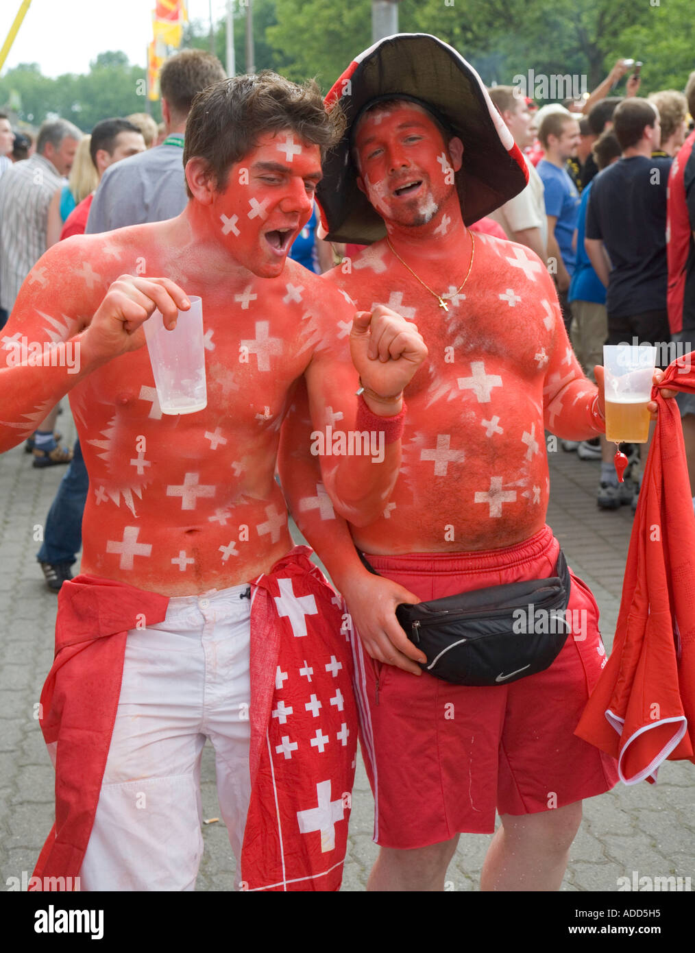 Schweizer Fußball-Fans feiern den Sieg ihres Nationalteams nach einem WM Spiel Stockfoto