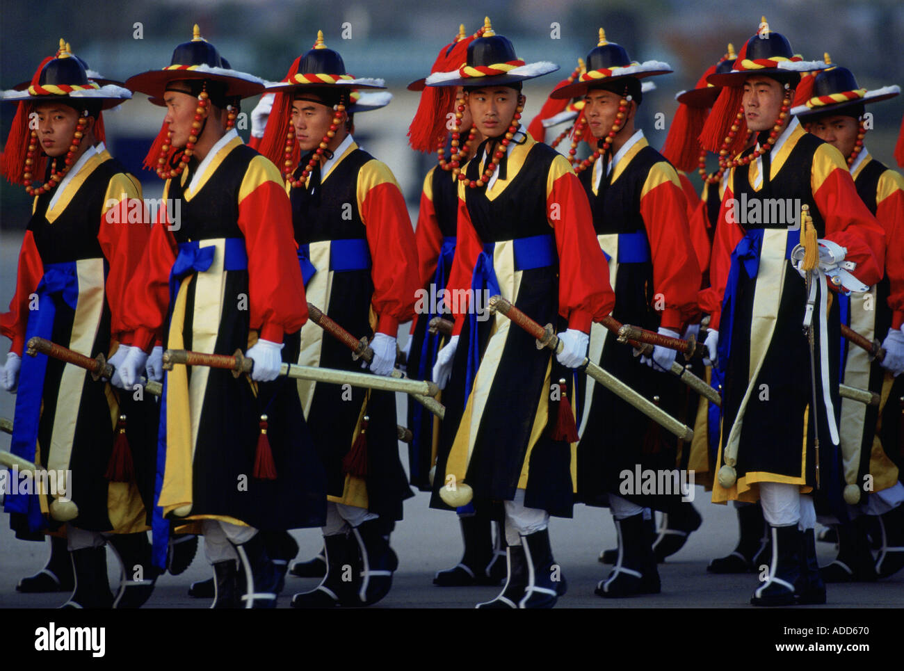 Männer die zeremonielle Wachablösung marschiert in Südkorea Stockfoto