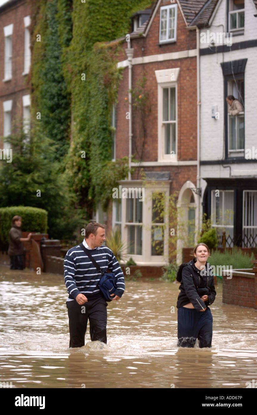 EINE WOHNSTRAßE UNTER HOCHWASSER IN TEWKESBURY GLOUCESTERSHIRE UK Stockfoto