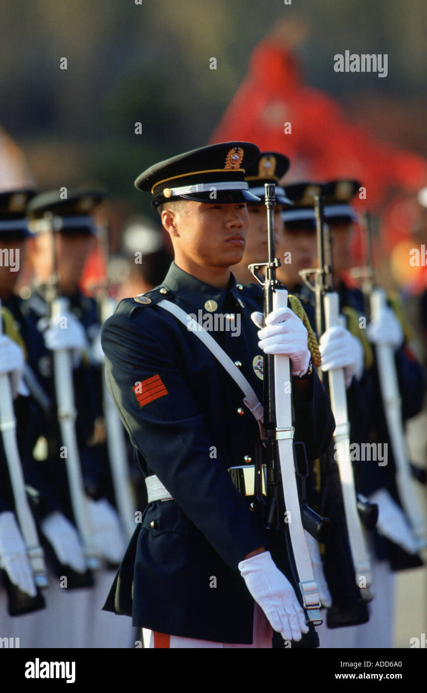 Soldaten auf der Parade in Südkorea erhöhen ihre Gewehre Stockfoto