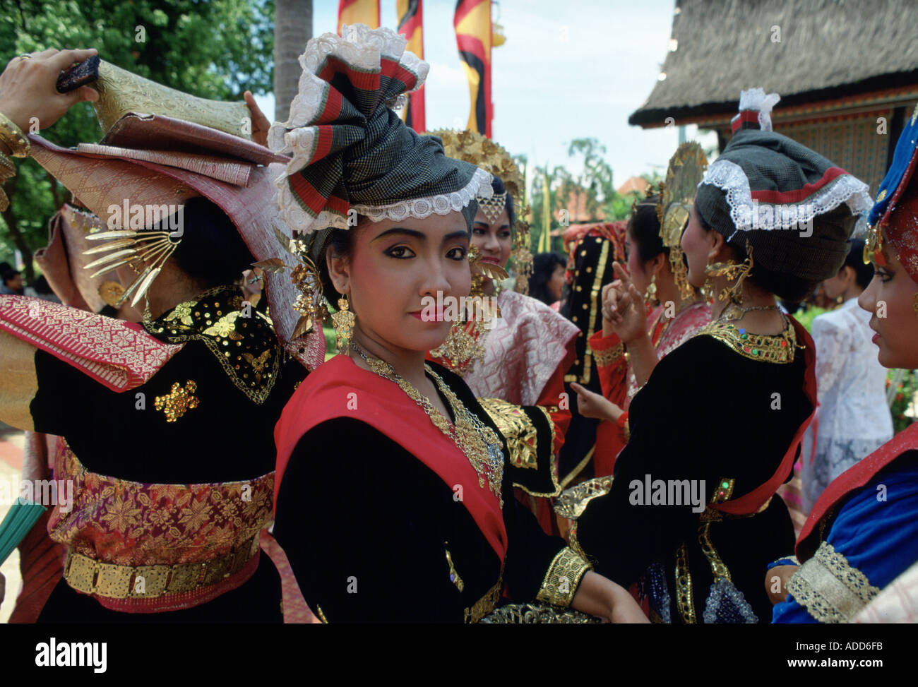 Tänzer in Tracht in Indonesien Stockfoto
