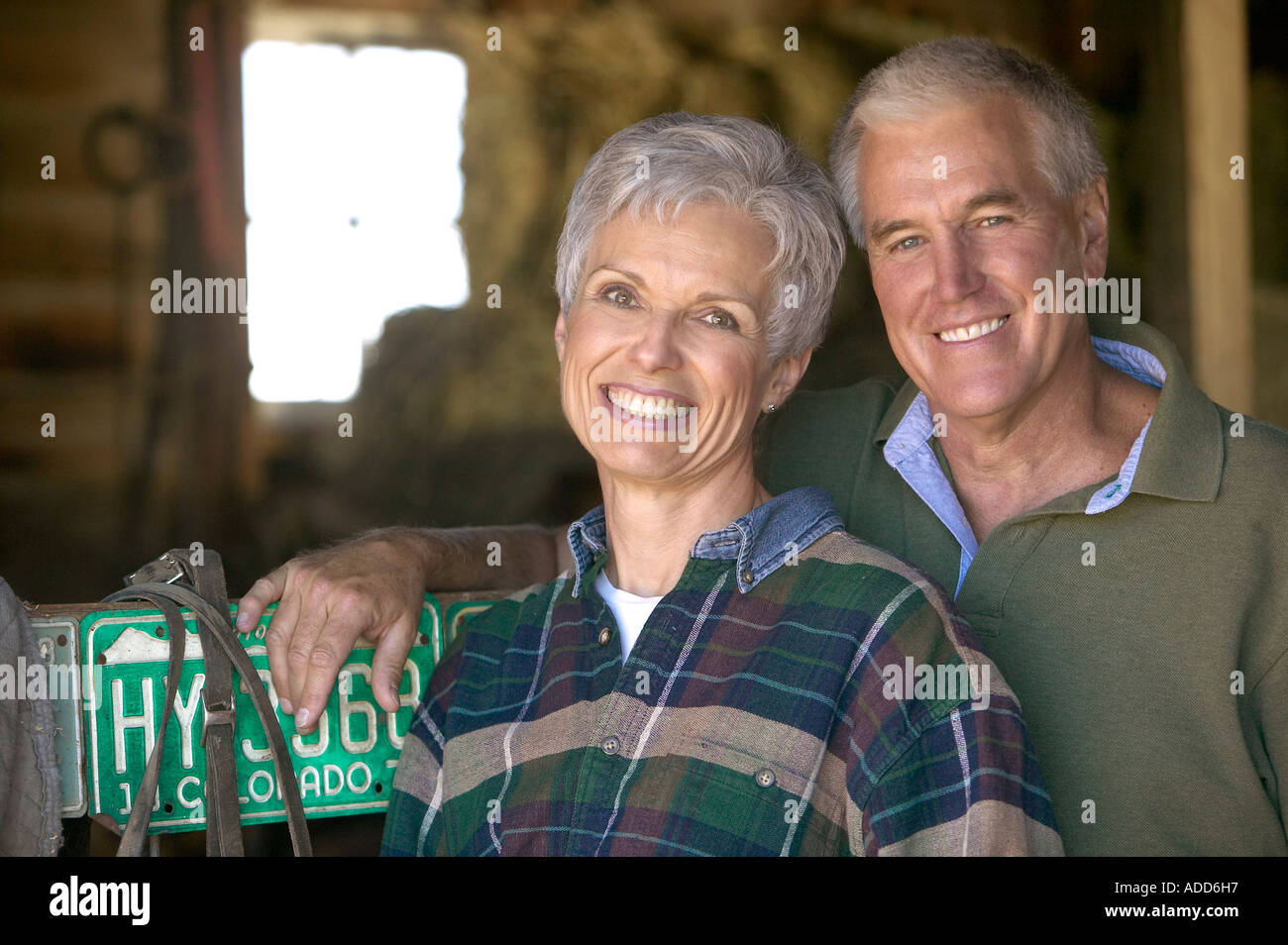 Kaukasische älteres paar Lächeln in Colorado Scheune Stockfoto