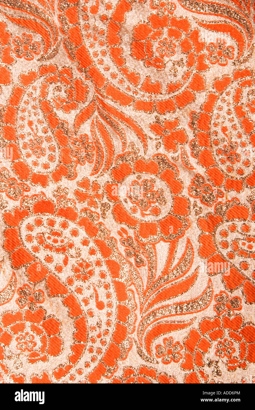 Nahaufnahme von orange texturale Vintage Stoff mit paisley und metallische Thread Nähten Stockfoto