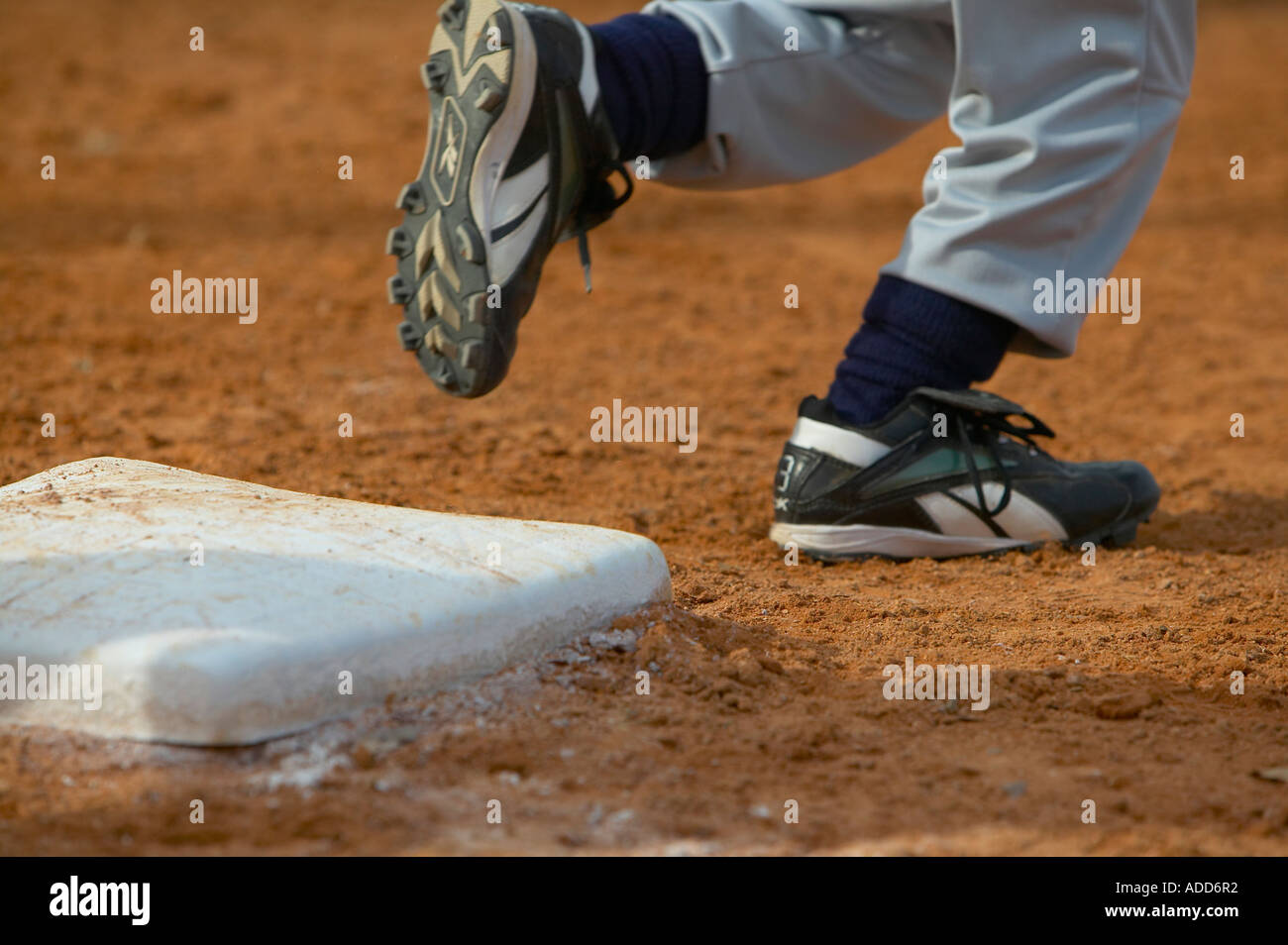Kind spielt Baseball von base Stockfoto