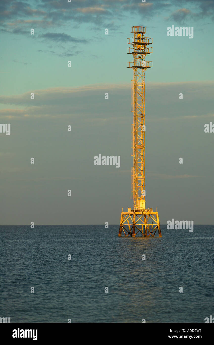 Antennen-Sendemast in Gewässer aus Ft DeSoto Park St Petersburg Florida Stockfoto