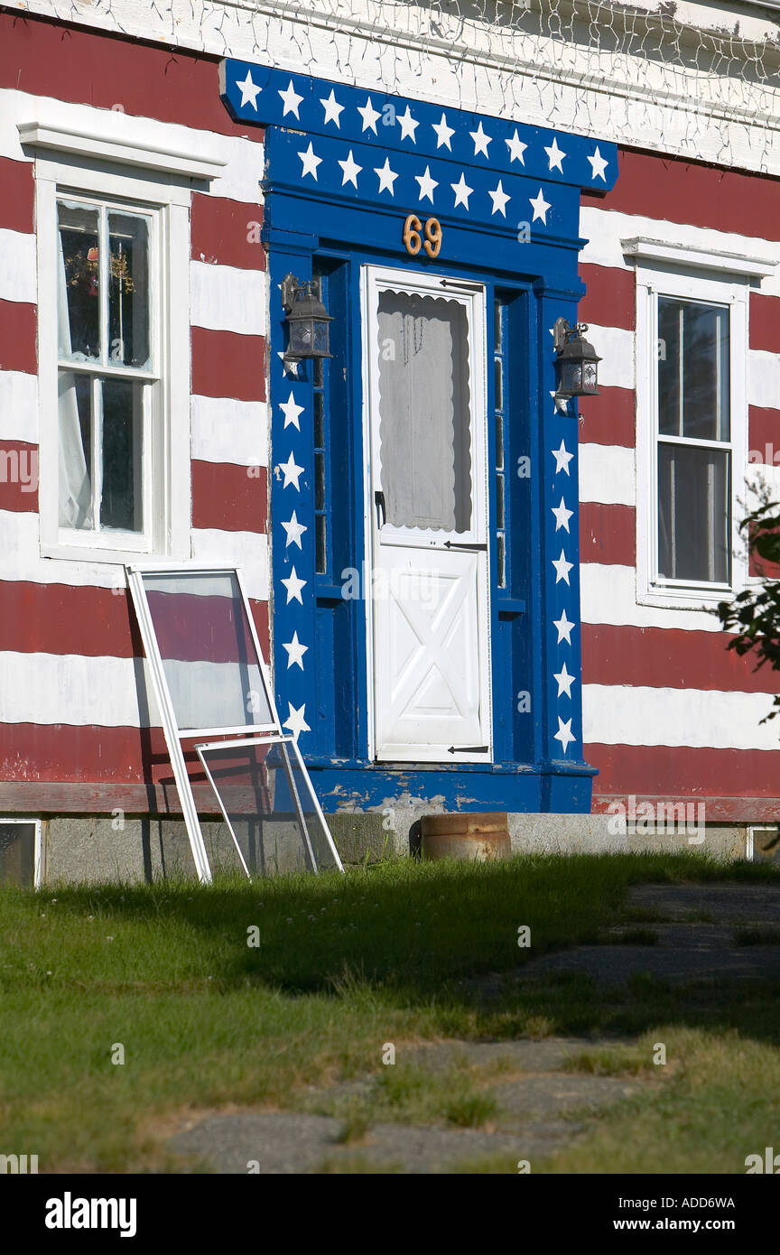 Vor dem Eingang des alten Saunière Stilhaus in ländlichen Maine lackiert in roten weißen und blauen Sternen und Streifen Stockfoto