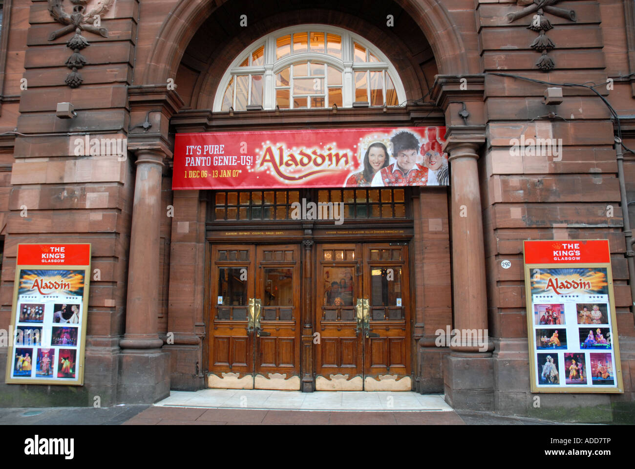 Eingangstüren zu den historischen Kings Theatre zeigt Pantomime "Aladdin", Bath Street, Glasgow, Strathclyde, Schottland. Stockfoto