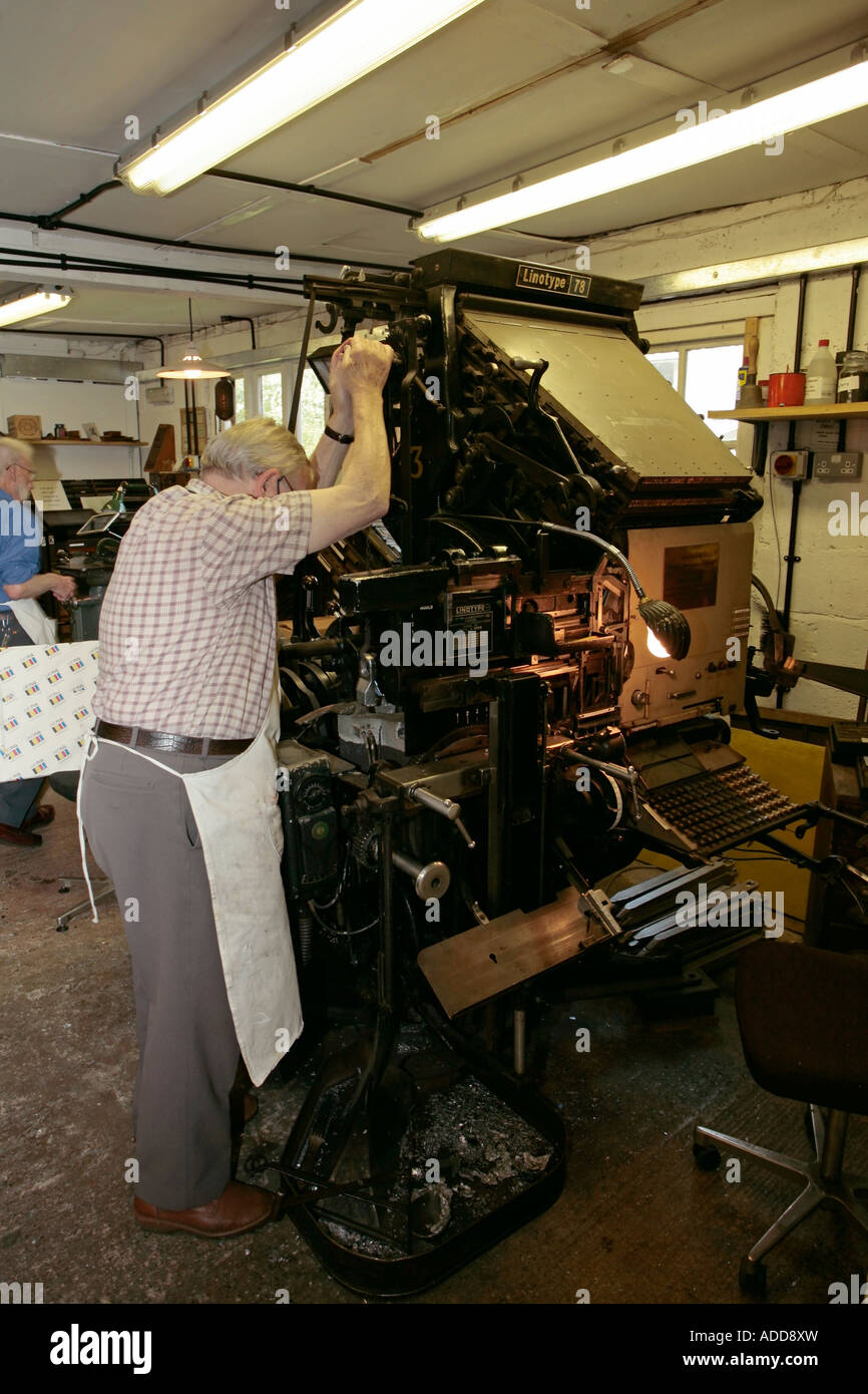 Mann, der eine Linotype 78-Druckmaschine im Amberley Working Museum, West Sussex, betreibt Stockfoto