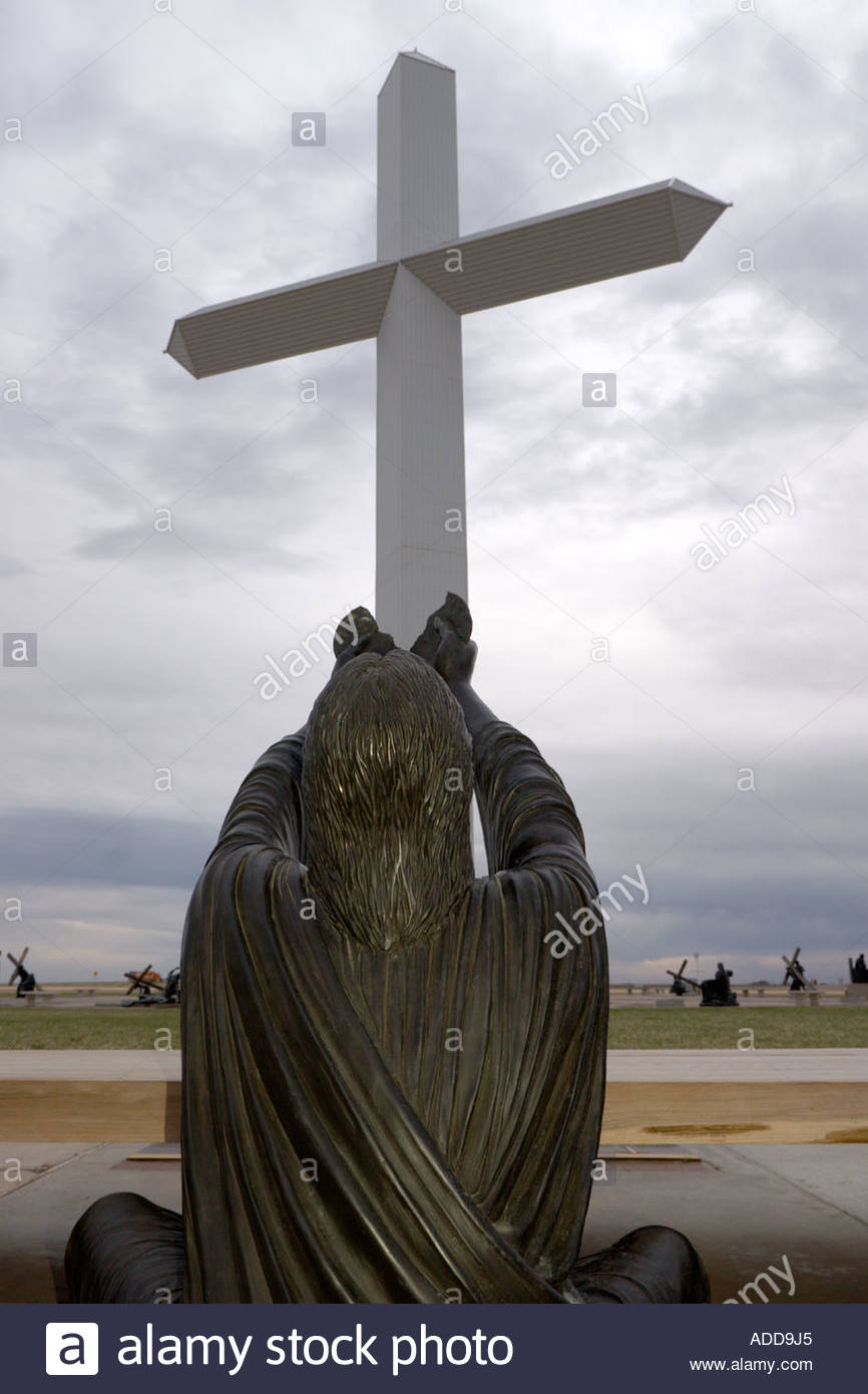 Beten Statue Und Grossen Christian Kreuz Brautigam Texas Entlang Der Route 66 Stockfotografie Alamy