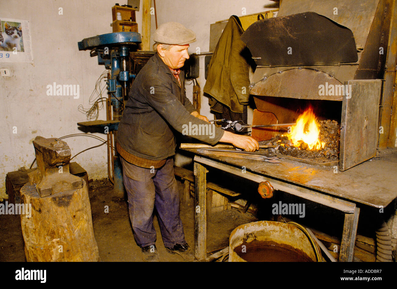 Im November 1989 repariert ein Schmied seinen Ofen im Kollektivbauernhof des Kongresses 21. in der Nähe von Donezk, Ukraine Stockfoto