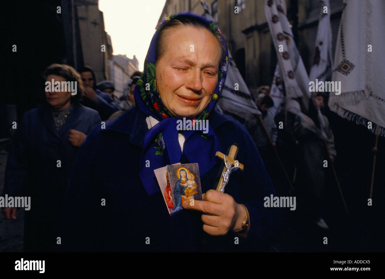 Während der Prozession der Katholiken zur Übernahme der Kirche der Verklärung in Lviv Ukraine am 29. Oktober 1989 weint eine Frau und trägt ein Kruzifix und heilige Karten. Stockfoto