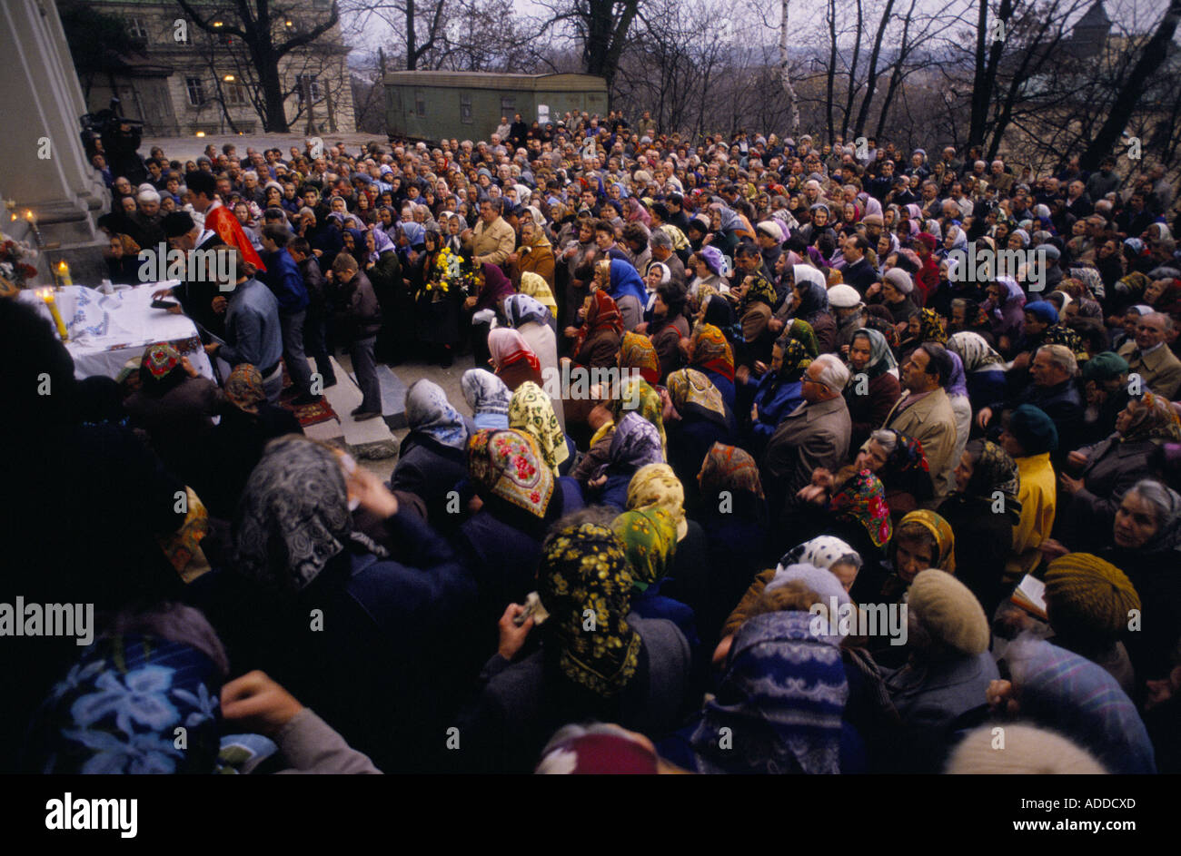 Konfessioneller Open-Air-Dienst in lemberg am 1.. November 1989 zum Gedenken an die Unabhängigkeitserklärung der Westukraine am selben Tag im Jahr 1918. Stockfoto