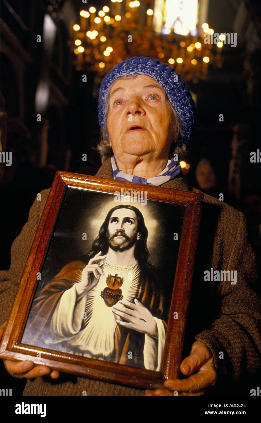 Eine Frau trägt ein Bild von Jesus in der Kirche der Verklärung während des ersten katholischen Gottesdienstes in der Kirche seit 1946, Lviv, Ukraine 29.. Oktober 1989. Stockfoto