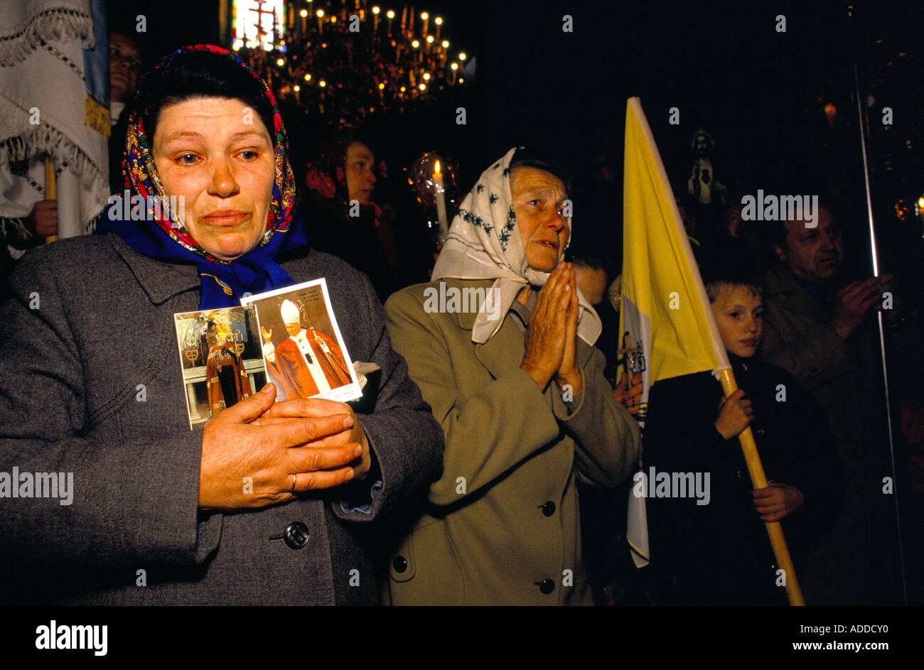 Während der Prozession der Katholiken zur Übernahme der Kirche der Verklärung in Lviv Ukraine am 29. Oktober 1989 weint eine Frau. Stockfoto