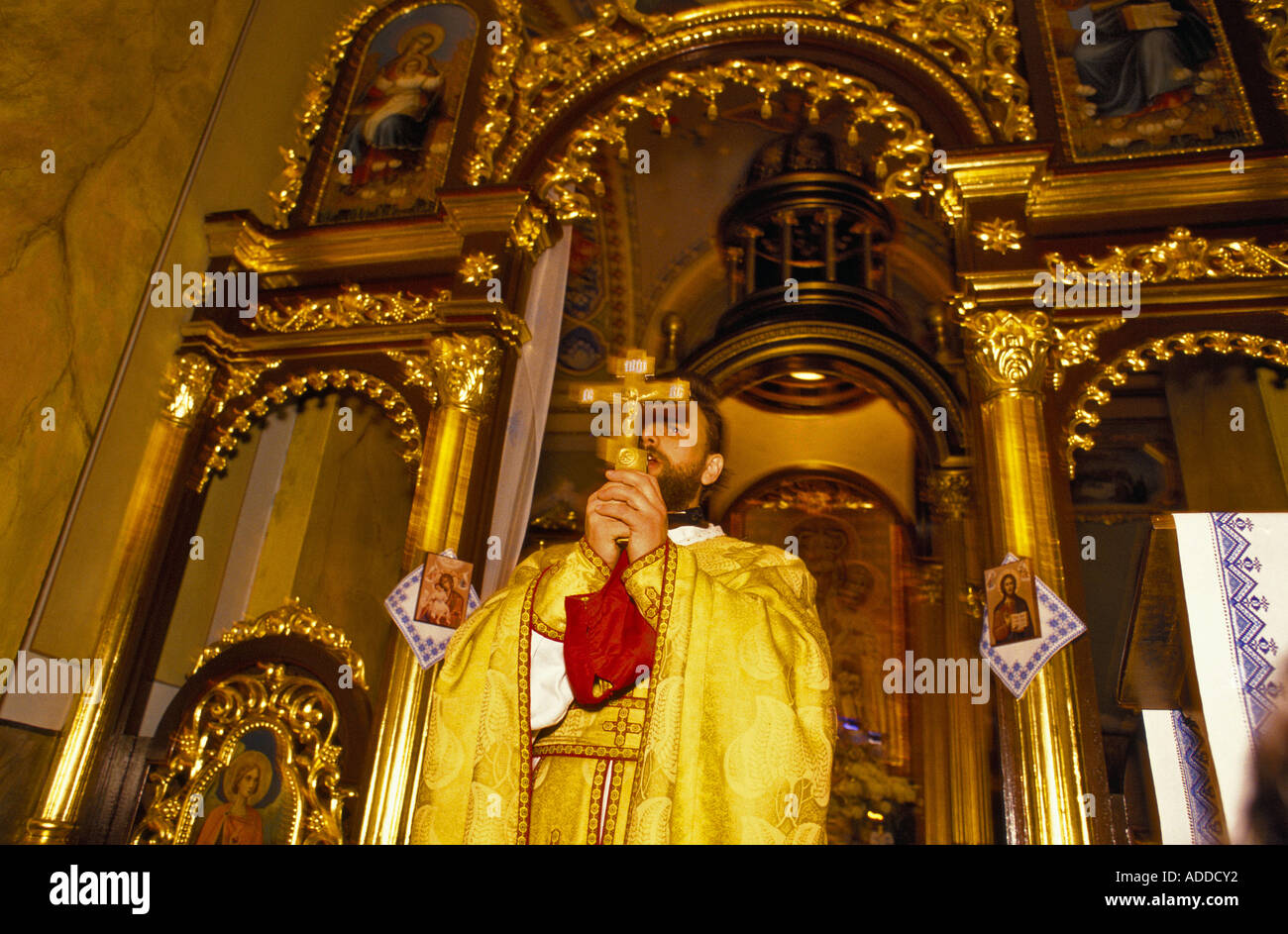 In der Kirche der Verklärung, Lviv, hält ein Priester während des ersten katholischen Gottesdienstes, der hier seit 1946 stattfindet, ein Kruzifix am Altar. Ukraine, 29.. Oktober 1989 Stockfoto