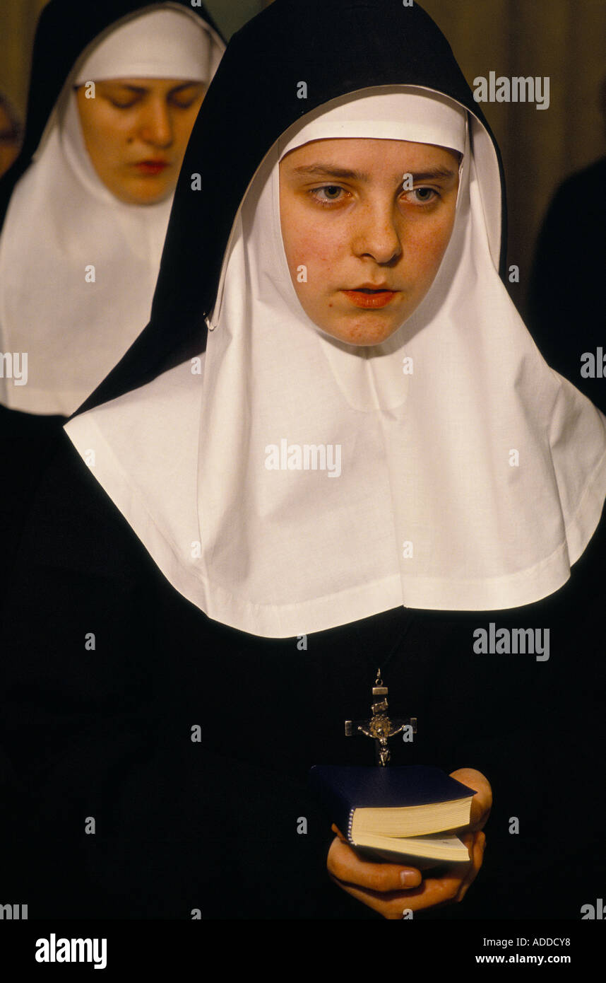 LVIV UKRAINE Junge Nonnen nehmen an einem Gottesdienst in einem Nonnenkloster Teil, das seit 1954 vor den Behörden verborgen bleibt, und halten die Messe am frühen Morgen ab, bevor sie das heimliche Umfeld für normale Jobs verlassen Stockfoto