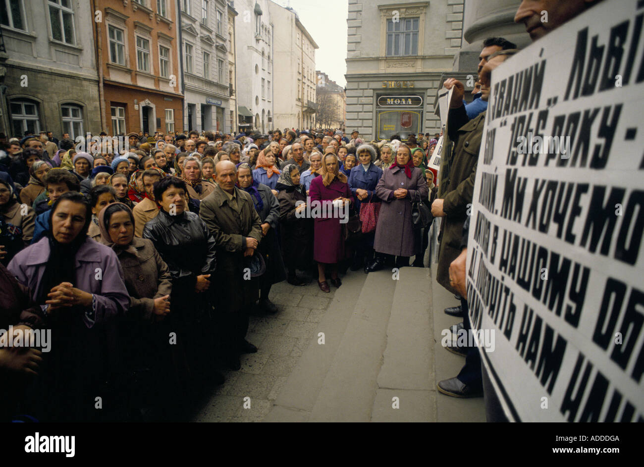 „UKRAINE“, 1989., VERSAMMELT SICH WÄHREND DER BESETZUNG VOR DER KIRCHE DER VERKLÄRUNG., 1989 Stockfoto