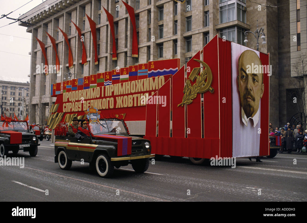 Ein Festwagen mit einem großen Leninporträt führt die Militärprozession durch das Zentrum von Kiew, Ukraine, im Rahmen der Feierlichkeiten zum Tag der Revolte der UdSSR, 9.. Oktober 1989. Stockfoto