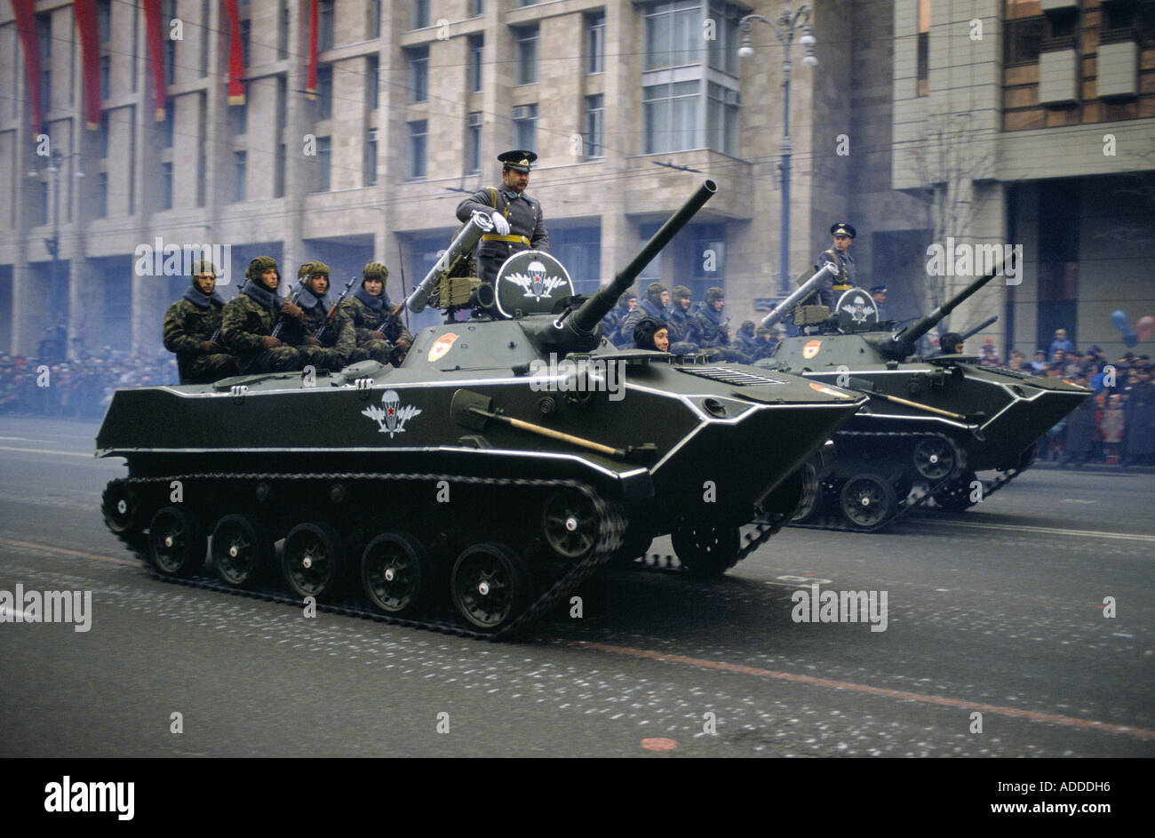 Ukraine Revolutionstag in ZentralKiew am 7.. November 1989. Generäle und bewaffnete Soldaten marschieren auf Panzern durch das Stadtzentrum. Stockfoto