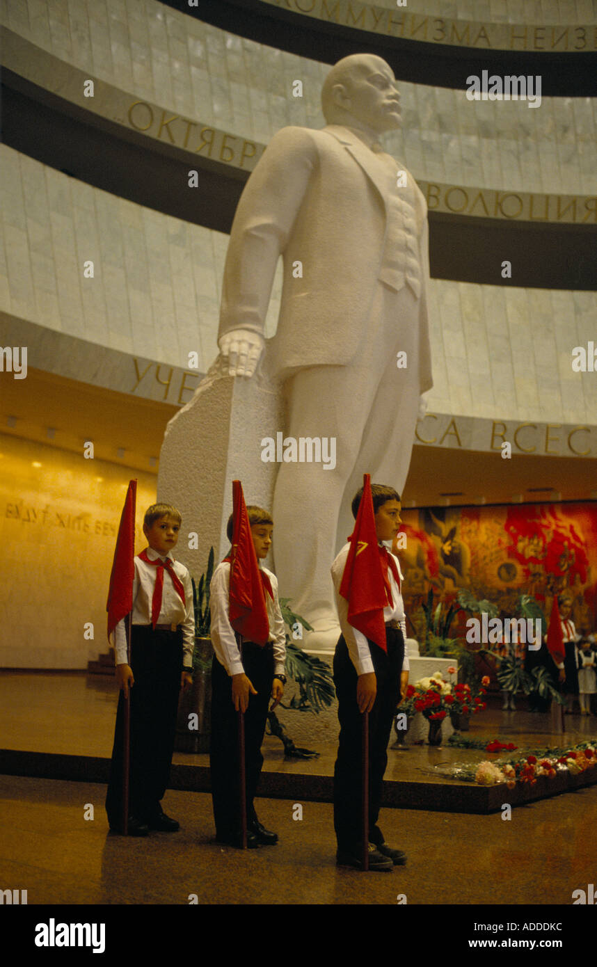 Schulen halten in den Tagen vor dem Tag der Revolution am 7.. November 1989 Zeremonien an der Lenin-Statue im Lenin-Museum in Kiew, Ukraine, ab. Stockfoto