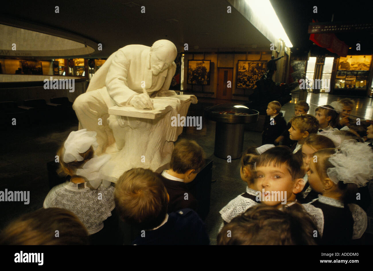 Schulen halten in den Tagen vor dem Tag der Revolution am 7.. November 1989 Zeremonien an der Lenin-Statue im Lenin-Museum in Kiew, Ukraine, ab. Stockfoto