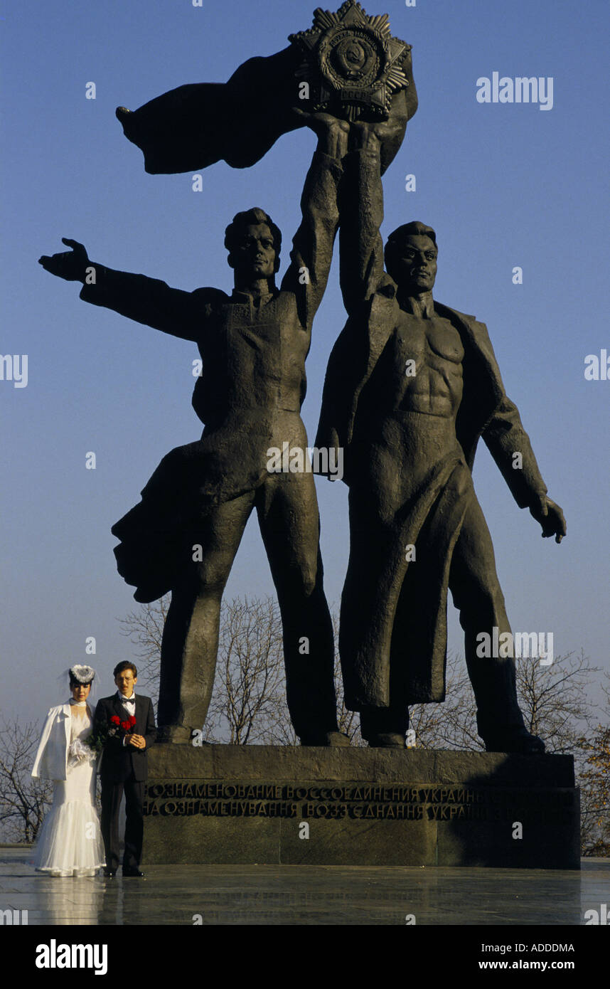 Ein frisch verliebtes Paar steht am 1989. Oktober neben der Statue der Freundschaft in Kiew. Diese Statue zeigt ukrainische und russische Arbeiter vereint. Sie wurde im April 22 nach dem russischen Einmarsch in die Ukraine abgebaut. Stockfoto