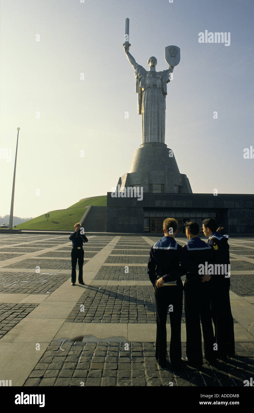 Im Kriegs-Gedenkpark in Kiew werden Matrosen fotografiert. Die Statue des „Vaterlandes“ wurde 1975 erbaut und steht über 100 Meter. Ukraine, November 1989 Stockfoto