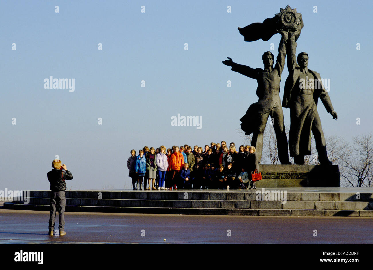 Eine Gruppe von Studenten steht neben der Statue der Freundschaft in Kiew, Oktober 1989. Diese Statue zeigt ukrainische und russische Arbeiter vereint. Sie wurde im April 22 nach dem russischen Einmarsch in die Ukraine abgebaut. Stockfoto