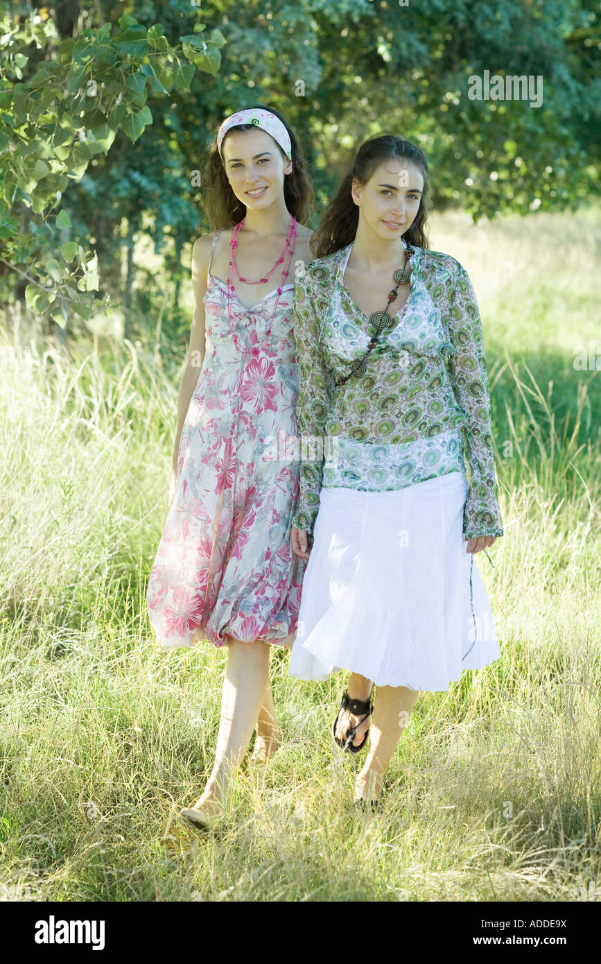 Zwei junge Frauen, die zu Fuß durch Feld Stockfoto